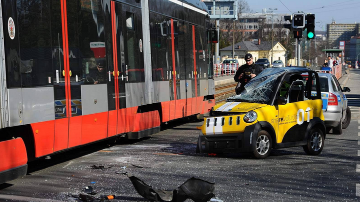Hasiči v centru Prahy otáčeli po nehodě na kola miniauto Revolt