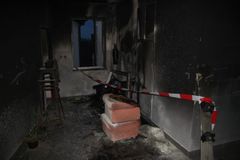 V Solnici hořel dům, hasiči v noci evakuovali osm lidí