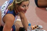 Už je to lepší... Eliška Klučinová se zvedá ze země po dokončení poslední disciplíny olympijského sedmiboje.