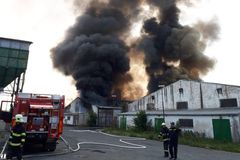 V Tursku u Prahy hořel sklad s bateriemi, kouř byl vidět kilometry daleko