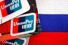Čínský platební systém UnionPay v pozadí s ruskou vlajkou, ilustrační foto.