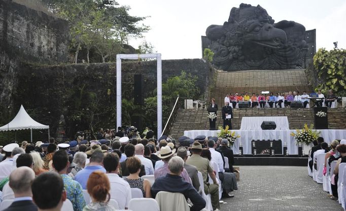 Australian Prime Minister Julia Gillard delivers her speech during the commemoration service for the 10th anniversary of the Bali bombing in Garuda Wisnu Kencana (GWK) cultural park in Jimbaran, Bali October 12, 2012. REUTERS/Bay Ismoyo/Pool (INDONESIA - Tags: CIVIL UNREST POLITICS) Published: Říj. 12, 2012, 7:24 dop.