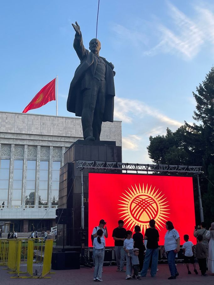 Proruský koncert během oslav kyrgyzského Dne nezávislosti se promítal na obří obrazovku hned vedle sochy Lenina.