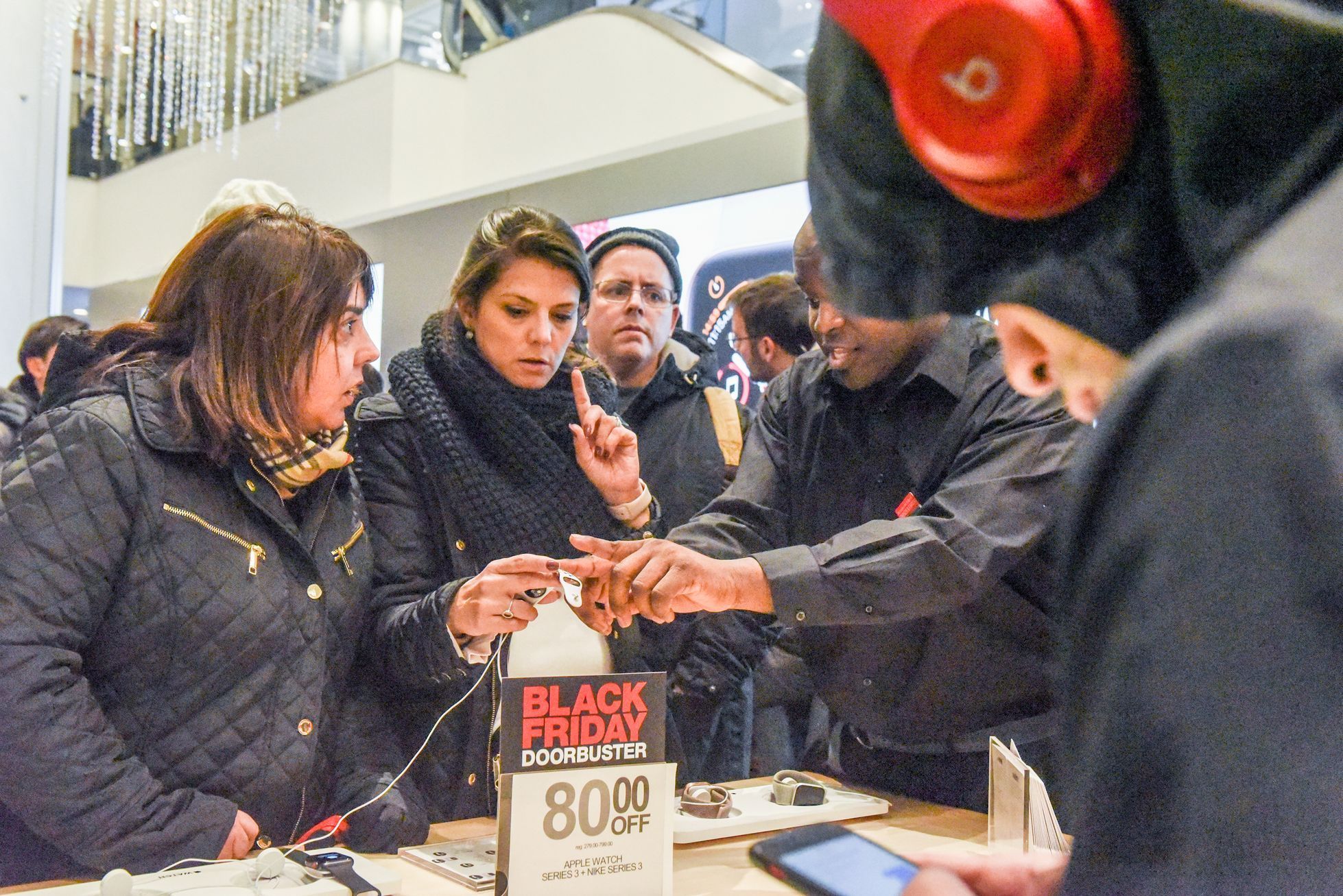 Nákupní horečka, nákup, šílenství, Black Friday, obchod, ekonomika, Den nenakupování