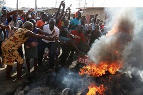 Foto: Zapálené barikády a slzný plyn. Volby v Keni doprovází násilí, opoziční kandidát odstoupil