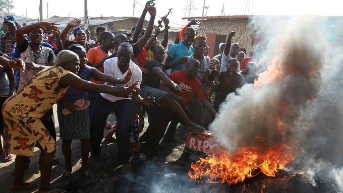 Foto: Zapálené barikády a slzný plyn. Volby v Keni doprovází násilí, opoziční kandidát odstoupil