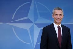 Pozor na Rusy a teroristy, investujme do obrany, nabádá NATO