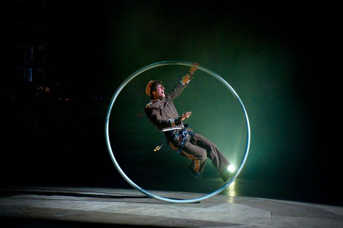 Snímek z inscenace Sabotage od souboru NoFit State.