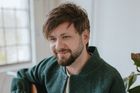Vesmír dělá svý. Adam Vopička jde na albu Grál trochu po stopách Davida Stypky