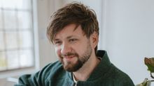 Vesmír dělá svý. Adam Vopička jde na albu Grál trochu po stopách Davida Stypky