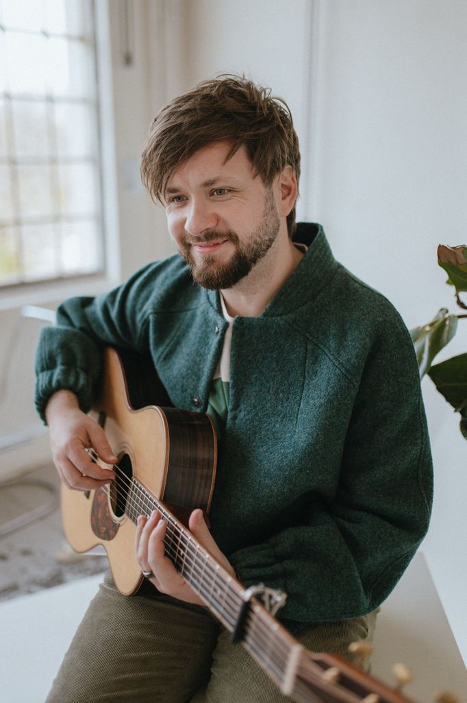 Hudebník Adam Vopička vydal debutové album Grál.