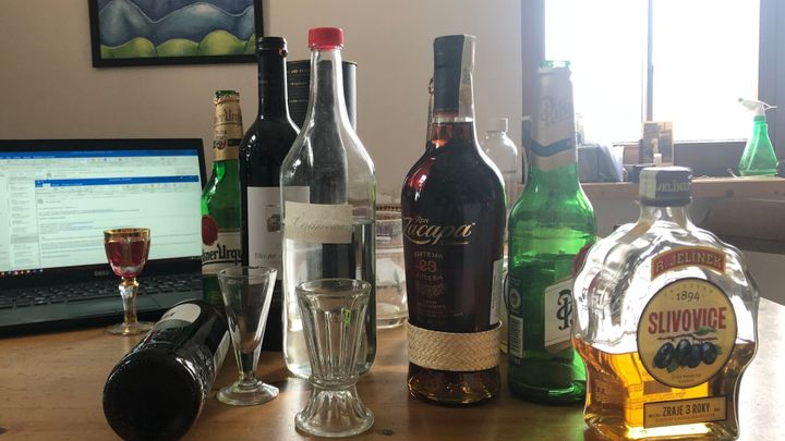 Zdvojnásobil se počet Čechů, kteří pijí alkohol doma o samotě, uvádí průzkum