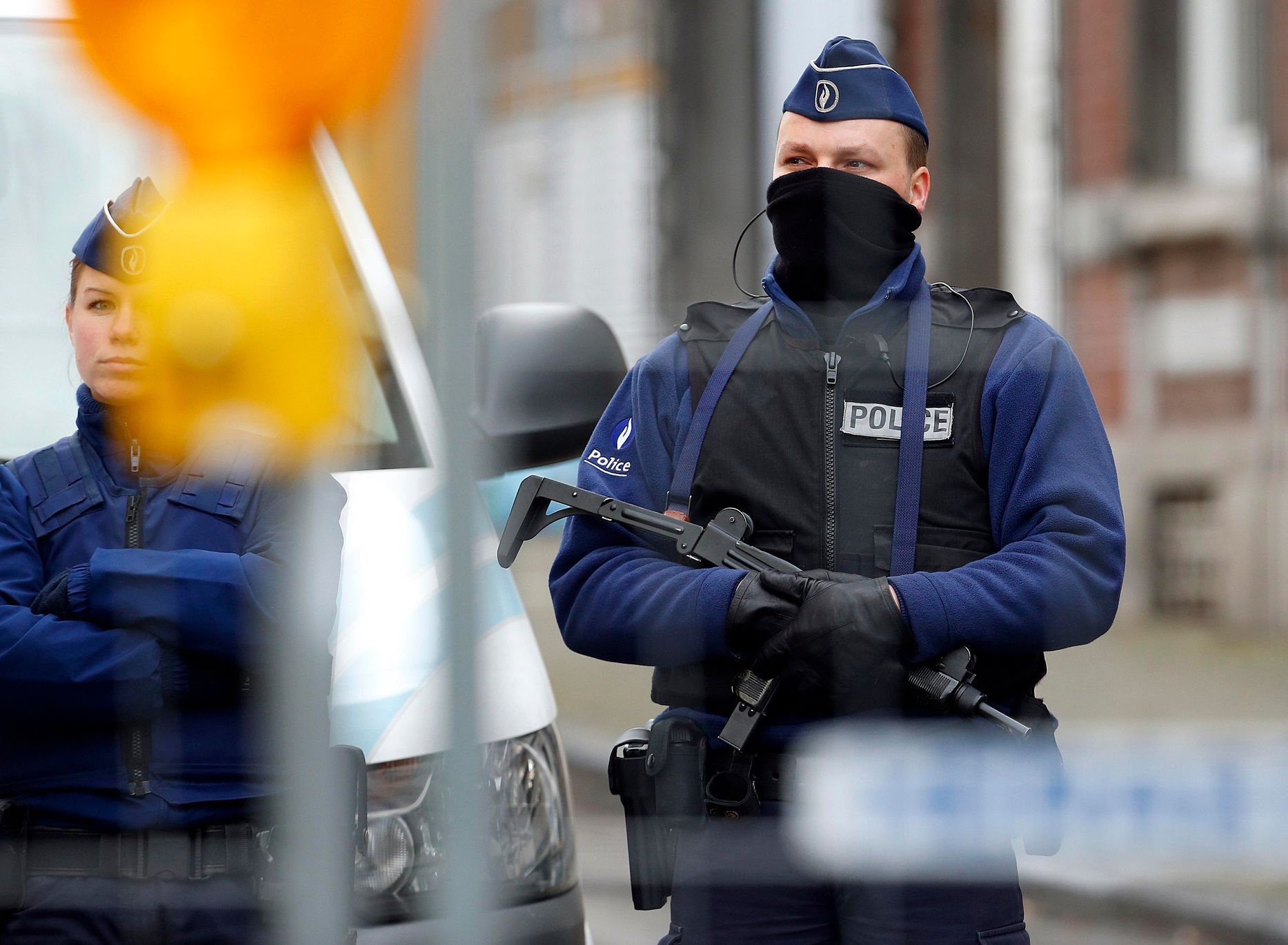 Belgičtí policisté hlídkují po zásahu ve městě Verviers.