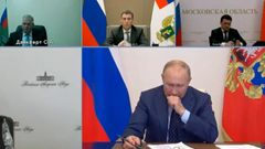 Putinov propadal na schůzi záchvatům kašle. Jeho lidé o něj mají strach.