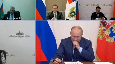 "Bojíme se o vás." Putin propadal záchvatům kašle, úmrtí na covid láme rekordy