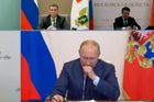 "Bojíme se o vás." Putin propadal záchvatům kašle, úmrtí na covid láme rekordy