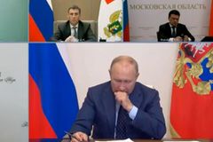 "Bojíme se o vás." Putin propadal záchvatům kašle, úmrtí na covid láme rekordy