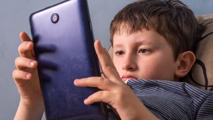 Závislost dětí na tabletech a mobilech? Už hodina denně může být problém, varuje odborník