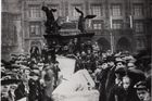 Před 103 lety dav na Staroměstském náměstí strhl Mariánský sloup. Znáte jeho příběh?