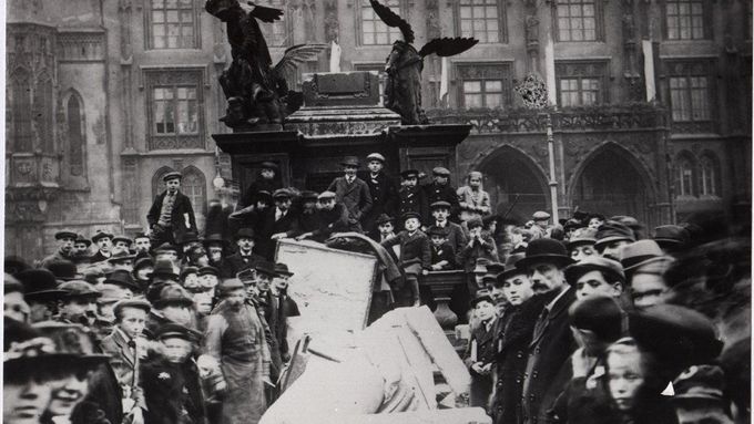Před 103 lety dav na Staroměstském náměstí strhl Mariánský sloup. Znáte jeho příběh?