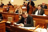 ...senátorka Gajdůšková ve svém následném usnesení kritizovala premiérovo rozhodnutí...