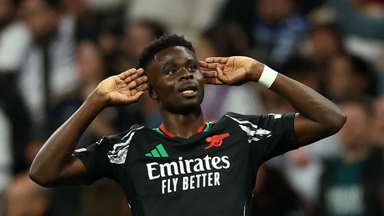 Bukayo Saka slaví gól Arsenalu ve čtvrtfinále Ligy mistrů proti Realu