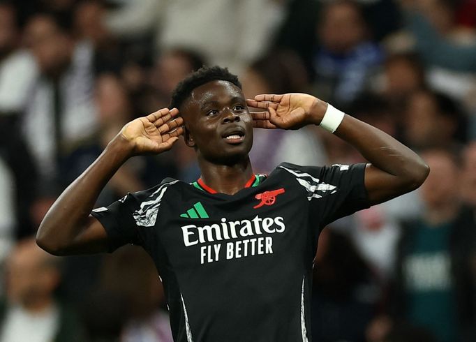 Bukayo Saka slaví gól Arsenalu ve čtvrtfinále Ligy mistrů proti Realu.