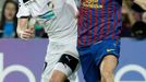 Andrés Iniesta se snaží obejít Františka Rajtorala