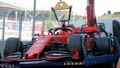 Porouchané Ferrari Sebastiana Vettela v boxech v Soči při VC RUska 2019