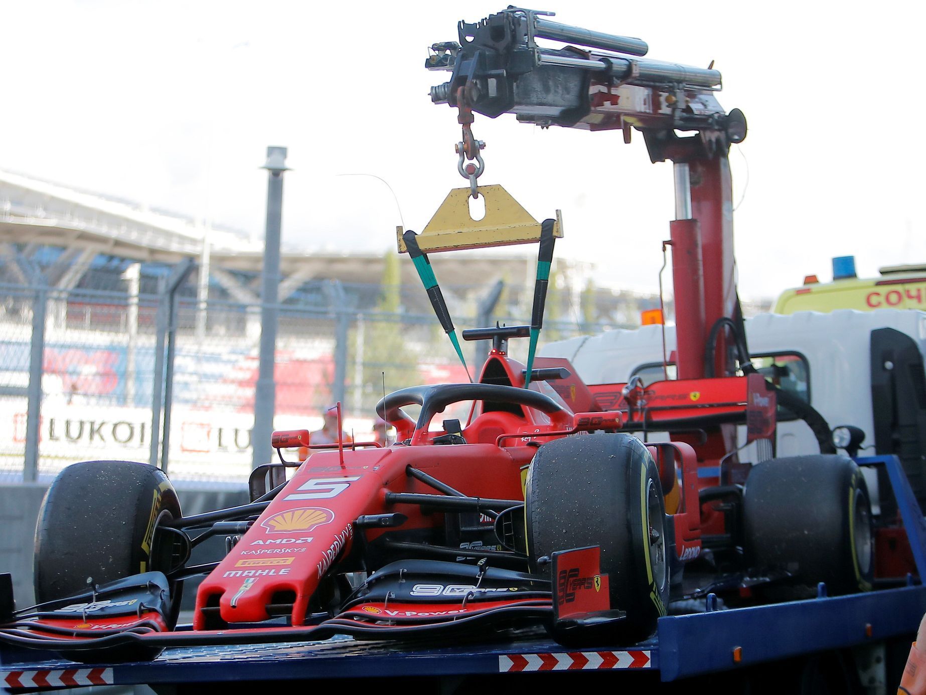 Porouchané Ferrari Sebastiana Vettela v boxech v Soči při VC RUska 2019