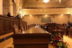 Dvě neomluvené absence pro poslance nově znamenají, že přijdou o polovinu platu
