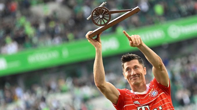 Robert Lewandowski s trofejí pro nejlepšího střelce bundesligy 2021-22