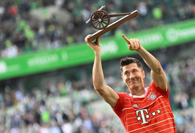 Robert Lewandowski s trofejí pro nejlepšího střelce bundesligy 2021-22