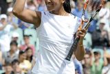 Domácí tenistka Anne Keothavongová zdraví diváky po vítězném zápase prvního kola Wimbledonu proti Američance Vanie Kingové.