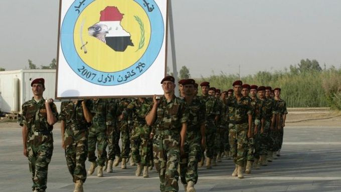 Iráčtí vojáci nesou znak provincie