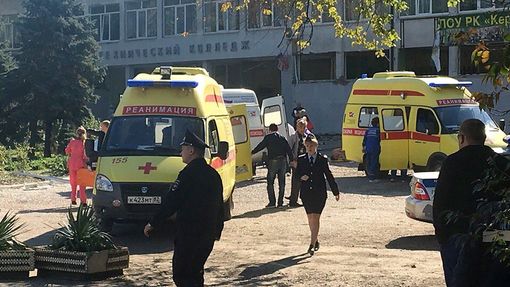 Výbuch bomby ve škole na Krymu si vyžádal 10 mrtvých a desítky raněných.