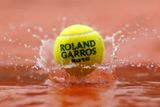 Kurty Rolanda Garrose i dnes skrápěl občasný deštík...