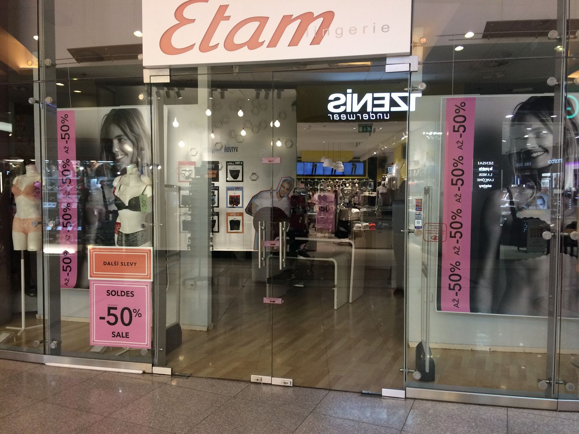 Prodejny značky Etam v Česku jsou zavřené a zapečetěné.