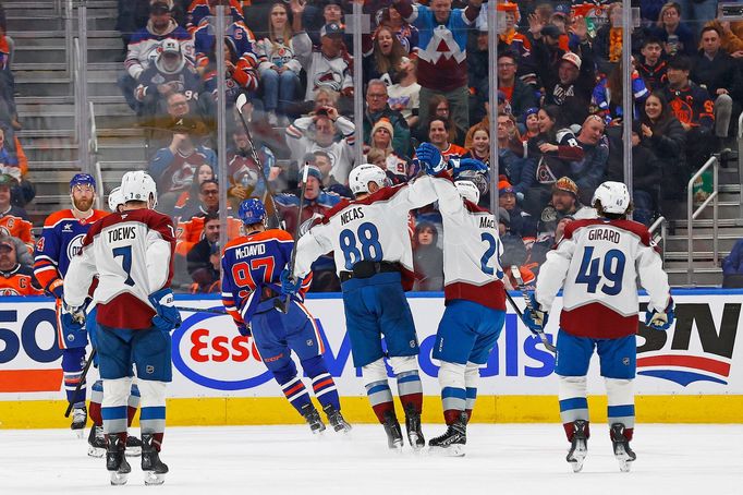 Martin Nečas slaví se spoluhráči trefu do sítě Edmontonu