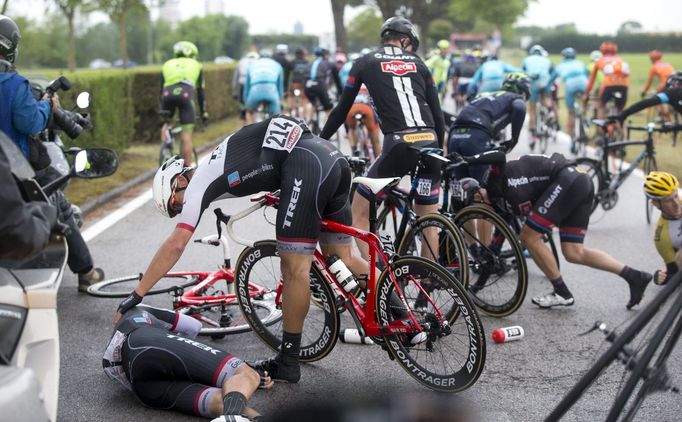 Giro d'Italia 2015 - hromadný pád ve 13. etapě