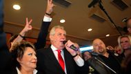 Zeman své vítězství komentoval na briefingu v tlačenici mezi svými příznivci, kteří se sešli v pražském Top hotelu.