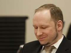 Breivik u soudu nepřestává rozdávat úsměvy. 