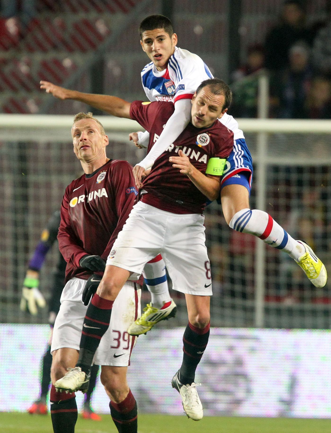 Fotbalisté Sparty Praha Jiří Jarošík a Marek Matějovský v souboji s Yassine Benziou v utkání Evropské ligy proti Olympique Lyon.