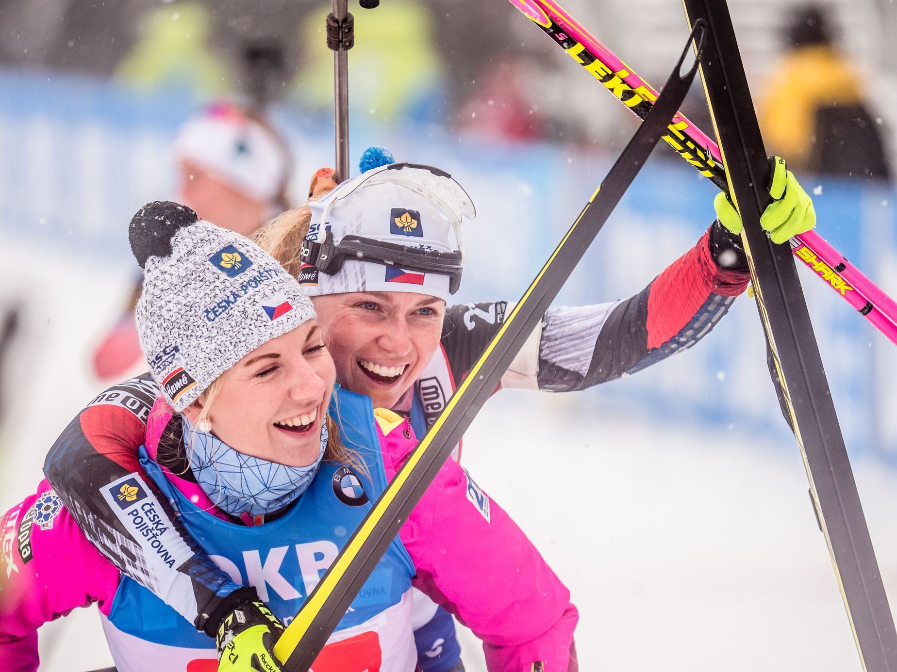 SP v biatlonu 2018/19, Oberhof, štafeta žen: Radost Lucie Charvátové (vlevo) a Evy Puskarčíkové