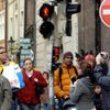 Umělec Roman Týc 8. dubna, den před Velikonočním pondělím, vyměnil v Praze zhruba padesát skel na semaforech pro chodce.