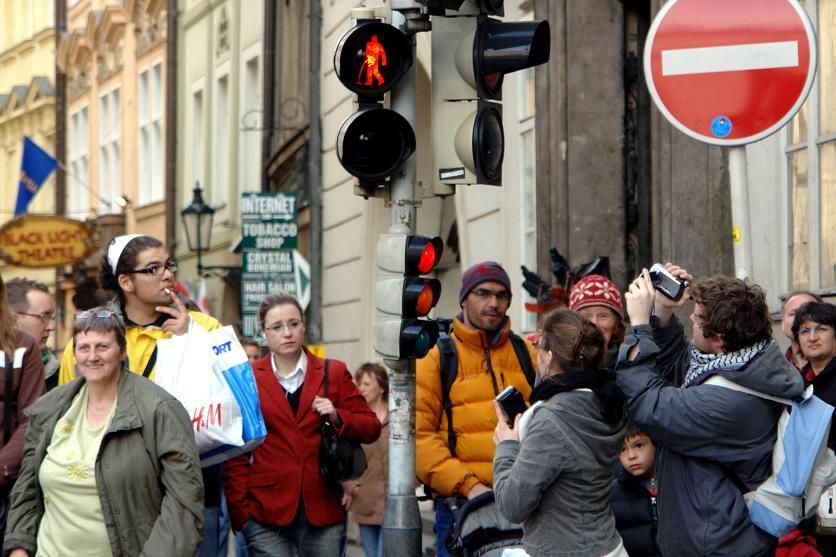 Umělec Roman Týc 8. dubna, den před Velikonočním pondělím, vyměnil v Praze zhruba padesát skel na semaforech pro chodce.