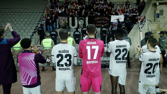 Čeští fotbalisté Adam Hložek a Matěj Kovář slaví s fanoušky vítězství Leverkusenu v Evropské lize nad Karabachem