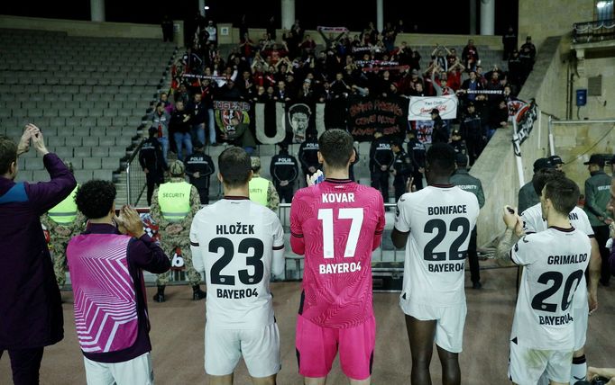 Čeští fotbalisté Adam Hložek a Matěj Kovář slaví s fanoušky vítězství Leverkusenu v Evropské lize nad Karabachem