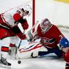 Hokej, NHL, Montreal - Carolina: Peter Budaj (30) - Jiří Tlustý