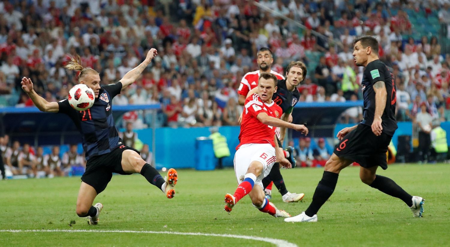 Denis Čeryšev dává gól v zápase Rusko - Chorvatsko na MS 2018